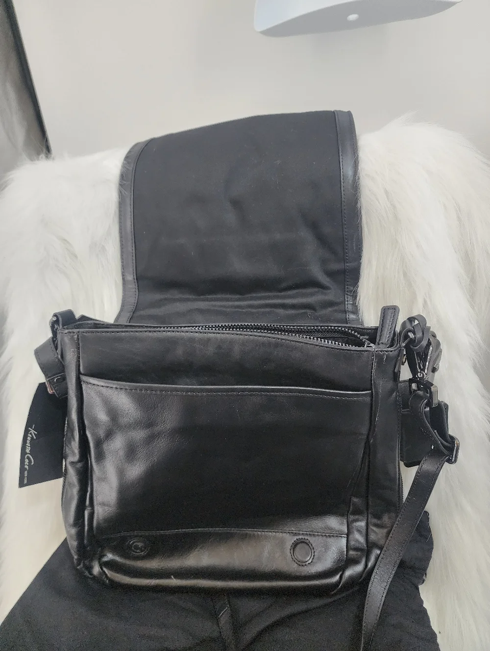 Kenneth Cole Black Leather Crossbody Shoulder Bag w/ Zippers